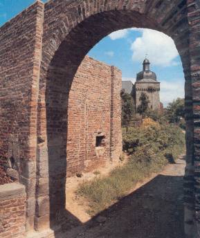 Schlossansicht durch den Torbogen